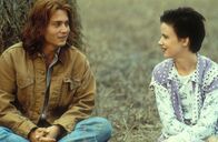 Gilbert Grape - Irgendwo in Iowa – Gilbert (Johnny Depp) verliebt sich in Becky (Juliette Lewis), die aufgrund einer Autopanne ein paar Tage in Endora festsitzt.