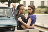 The Goldbergs – (v.l.n.r.) Schuldirektor Ball (Stephen Tobolowsky); Johnny Atkins (Sean Marquette); Carla (Alex Jennings)