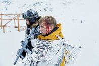 Alex Rider – Alex Rider (Otto Farrant, r.) und Wolf (Howard Charles, l.) möchten die Eliteschule "Point Blanc" stürmen. Als einstiger Entführer von Alex Rider, muss Wolf zunächst dessen Vertrauen wiedergewinnen.