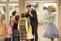 Two and a Half Men – In seinem romantischen 50er-Jahre-Traum ist Walden (Ashton Kutcher, 2.v.r.) erfolgreicher Werbetexter, mit Kate (Brooke D'Orsay, r.) verheiratet und hat sage und schreibe sieben Kinder mit ihr ...