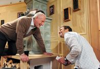 Sturm der Liebe – ARD STURM DER LIEBE FOLGE 1453 Uhr im ERSTEN. Nils (Florian Stadler, r.) und Alfons (Sepp Schauer, l.) witzeln über ihre abergläubischen Frauen.