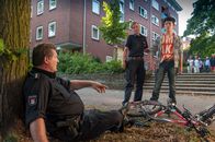 Notruf Hafenkante – Hans (Bruno F. Apitz, l.) und Franzi (Rhea Harder, M.) vermuten, dass sich Felix Hoffmann (Maximilian Mundt, r.) absichtlich Hans in den Weg gestellt hat, um die Verfolgung des Handtaschenräubers zu verhindern. Ist Felix ein Komplize?