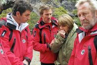 Der Bergdoktor – Dr. Martin Gruber (Hans Sigl, li.) überbringt Andrea (Laura Tonke, 2.v.re.) die traurige Nachricht, dass ihre Schwester in der Höhle tödlich verunglückt ist. Hans (Heiko Ruprecht, 2.v.li.) und Franz (Hermann Giefer, re.) versuchen, Andrea zu beruhigen.