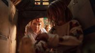 Polizeiruf 110 – Die kleine Holli (Mathilda Graf) versteckt sich vor der Welt (mit Lina Beckmann).