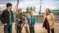 Die Pfefferkörner – Tarun, Jonny und Clarissa versuchen, von Amisha mehr über den Diebstahl zu erfahren.