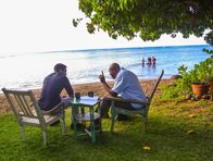 Hawaii Five-0 – Während Steve (Alex O'Loughlin, l.) und sein Team in einem neuen Fall ermitteln, nimmt Grover (Chi McBride, r.) Dannys Mutter mit auf eine Spritztour ...