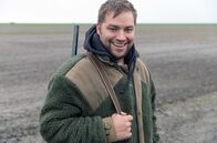 GEO Reportage – Landwirt Momme Volquardsen hält nichts von den vielen Gänsen auf seinen Feldern und fürchtet um den Verlust seiner Ernten. Deshalb möchte er die Tiere um jeden Preis vertreiben.