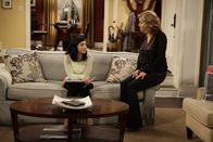 Last Man Standing – Mandy (Molly Ephraim, l.); Vanessa (Nancy Travis, r.)