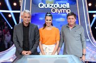 Quizduell-Olymp – Moderatorin Esther Sedlaczek (M.) mit den Kandidaten des Teams "Kosmos": Prof. Heino Falcke (l.) und Prof. Ulrich Walter (r.), beide Astrophysiker.