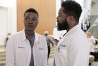 Atlanta Medical – Dr. Mina Okafor (Shaunette Renée Wilson, l.); Dr. AJ Aust (Malcom-Jamal Warner, r.)