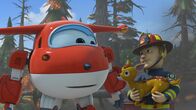 Super Wings – Jett hilft Lukas' Vater, ein Rehkitz zu retten.