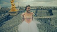 Find me in Paris – Lena (Jessica Lord) ist glücklich. Heute Abend wird sie ein großes Solo auf der Bühne der Opéra Garnier tanzen.