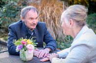 Sturm der Liebe – Helene (Sabine Werner, r.) misslingt es, Udo (Frank Sollmann, l.) vom "Fürstenhof" wegzulocken.
