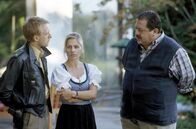 Die Rosenheim-Cops – Die Haushälterin Jenny Klammer (Rhoda Kaindl) ist völlig verstört, als sie die Nachricht von Rainer Zylenkas Tod erfährt. (Max Müller, Joseph Hannesschläger, re.).