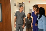 Atlanta Medical – (v.l.n.r.) Dr. Randolph Bell (Bruce Greenwood); Eli Garcia (Peyton Jackson); Dr. Kit Voss (Jane Leeves); Eva Garcia (Jada Harris)