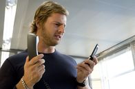Der letzte Bulle – Mick Brisgau (Henning Baum) ist genervt von seinem Handy. Alle Telefone scheinen immer auf einmal zu klingeln.