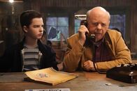 Young Sheldon – Sheldon Cooper (Iain Armitage, l.); Dr. John Sturgis (Wallace Shawn, r.)