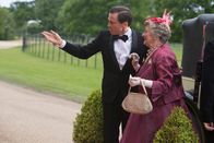 Father Brown – Rex Bishop (Jonathan Firth) begleitet Mrs McCarthy (Sorcha Cusack) zu seinem Arbeitsplatz am Filmset. Mrs McCarthy ist hin und weg von der Aufmerksamkeit des charmanten Darstellers.