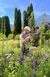 Im Rausch der Blumen – Sebastian Geiger in seinem Garten in Vorarlberg: Seit 2018 leitet der ehemalige Snowboarder den Betrieb „Blumen Kopf“ seiner Eltern.
