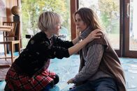 Die Chefin – Nachdem Hanna Hübner (Emma Stratmann, l.) ein Geräusch gehört hat, findet sie ihre niedergeschlagene Mutter Sabine Hübner (Doris Schretzmayer, r.) im Wohnzimmer.