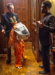 Elementary – Während Holmes (Jonny Lee Miller, l.) und Watson einem Mordfall auf den Grund gehen, bereitet sich Bell (Jon Michael Hill, r.) mehr oder weniger gut auf seine Prüfung für das Sergeant-Examen vor ...
