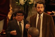 It's Always Sunny in Philadelphia – v.li.: Frank Reynolds (Danny DeVito), Charlie Kelly (Charlie Day)