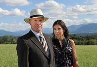 Sturm der Liebe – ARD STURM DER LIEBE FOLGE 1856 Uhr im ERSTEN. Werner (Dirk Galuba, l.) zeigt sich vor Patrizia (Nadine Warmuth, r.) erstaunt, dass Barbara ihm seine feindselige Haltung nach ihrem Zusammenbruch nicht übel nimmt.