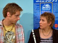 In aller Freundschaft – Kai Brühl (Christoph Letkowski) versucht Ursula Bergmann (Eva Maron) klarzumachen, dass er sich sein Kind nicht wegnehmen lässt und um seine Vaterrolle kämpfen wird.