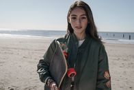 neoriginal: Sløborn – Evelins (Emily Kusche) beschauliches Leben auf Slřborn gerät in wenigen Tagen aus den Fugen.