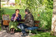 Watzmann ermittelt – Benedikt Beissl (Andreas Giebel, r.) trifft sich mit seiner Frau Elisabeth (Barbara Weinzierl, l.) in der Mittagspause auf einen Kaffee im Park.