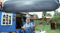Löwenzahn Classics – Wie schwebt ein Zeppelin? Peter Lustig probiert es aus - und lässt seinen eigenen Blimp im Garten steigen.