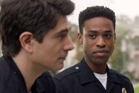 The Rookie – Die Fronten zwischen West (Titus Makin Jr., r.) und seinem neuen Ausbilder Stanton (Brandon Routh, l.) verhärten immer weiter. Nun will West Stantons diskriminierendes Verhalten nicht mehr tatenlos hinnehmen.