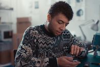 Repair – Repair Ramin kann (fast) alles flicken: Joshua Griffin als Ramin Copyright: SRF/Duktiga Ltd