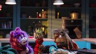 Unser Sandmännchen – MiWau strickt eine Hülle für die Ananas, damit sie sich an dieser wärmen kann. Auch dieser Plan scheitert.