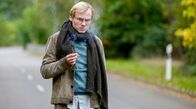 Herrhausen - Der Herr des Geldes – ARD Degeto HERRHAUSEN - HERR DES GELDES, "Teil 2" Uhr im ERSTEN, online first ab Montag (30.09.24) in der ARD MEDIATHEK Der RAF-Terrorist Rico Ravel (Anton Spieker) kundschaftet Herrhausens Wege aus. - Motiv aus Episode 4 -