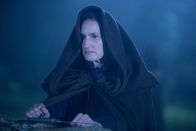 Father Brown – Marjorie (Sandy McDade) nimmt ebenfalls am Ritual teil. Doch was hat sie mit dem Messer vor?