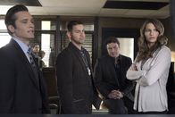 Castle – Kevin Ryan (Seamus Dever, l.) und Javier Esposito (Jon Huertas, 2.v.l.) haben interessante Neuigkeiten im aktuellen Fall für Richard Castle (Nathan Fillion, 2.v.r.) und Kate Beckett (Stana Katic, r.) ...