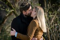 Sturm der Liebe – Selina (Katja Rosin, r.) und Cornelius (Christoph Mory, l.) ahnen nicht, dass sie beobachtet werden.