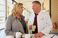 In aller Freundschaft – ARD/MDR IN ALLER FREUNDSCHAFT FOLGE 837 , "Fürchtet euch nicht!" Uhr im ERSTEN. Die medizinische Fakultät hat bei Sarah Marquardt (Alexa Maria Surholt) angefragt, ob der Klinikleiter der Sachsenklinik, Dr. Roland Heilmann (Thomas Rühmann), einen Vortrag über neue Entwicklungen der Chirurgie vor den Studenten halten kann. Sarah hält eine Lehrtätigkeit für den Ruf der Klinik für eine sehr gute Idee. Roland hingegen lehnt aus Zeitmangel ab, ohne überhaupt einen Termin zu kennen.