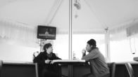 Streetphilosophy – Von links: Zauberer Felix und Antiheld Jonas gehen der Frage nach, wie es Hoffnung und Leichtigkeit auch in einer sinnlosen Welt geben kann.