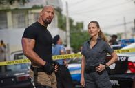 Fast & Furious Five – Agent Luke Hobbs (Dwayne Johnson) erhält Unterstützung von der brasilianischen Polizistin Elena Neves (Elsa Pataky).
