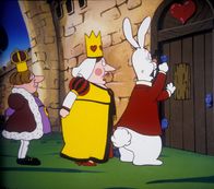 Alice im Wunderland – Die Herzkönigin befiehlt dem großen weißen Kaninchen das Schloßtor zu reparieren, doch mit dieser Aufgabe wird das große weiße Kaninchen überfordert.