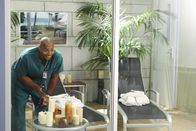 Scrubs - Die Anfänger – Ist J.D. bei seiner Überraschung für Elliot behilflich: Turk (Donald Faison) ...