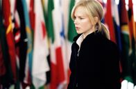 Die Dolmetscherin – Nachdem sie zufällig ein verhängnisvolles Gespräch über einen geplanten Anschlag mitgehört hat, wird UN-Übersetzerin Silvia Broome (Nicole Kidman) verfolgt und fürchtet um ihr Leben.