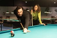 Laim und das Hasenherz – Lukas Laim (Max Simonischek) unterhält sich mit Anna Jacobi (Marie Leuenberger) beim Billiard.