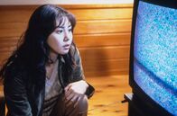 Ring - Das Original – Reporterin Reiko (Nanako Matsushima) glaubt bald an den mysteriösen Fluch der alptraumhaften Videoaufnahme, die alle, die sie gesehen haben, nach sieben Tagen tötet.