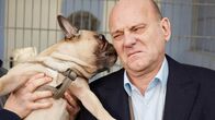 Der Lehrer – Der Tierpfleger zeigt Direktor Rose (Uli Gebauer) im Tierheim einige Hunde, doch nicht jeder Vierbeiner findet seinen Gefallen.