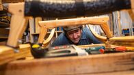 freizeit – Was braucht man, um sich einen Rodel zu bauen? Wenn’s günstig sein soll: ein paar ausrangierte Weihnachtsbäume und ein Taschenmesser als Werkzeug! Oder man zimmert sich den Luxusschlitten unter den Rennrodeln: aus Eschenholz mit kunstvoll gebogenen Kufen und Gummidämpfern. Der Schmidt Max testet beide.