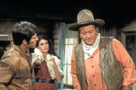 Rio Lobo – Nach seinem Arztbesuch kehrt McNally (John Wayne, re.) zurück zu Amelita (Sherry Lansing, Mi.), Cordona (Jorge Rivero, li.) und Shasta.