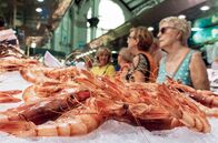 Märkte - Im Bauch von … – Auf dem Mercado Central in Valencia werden frische Meeresfrüchte angeboten.